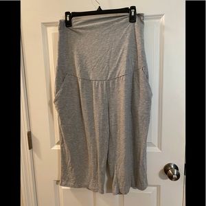 Comfy maternity capris